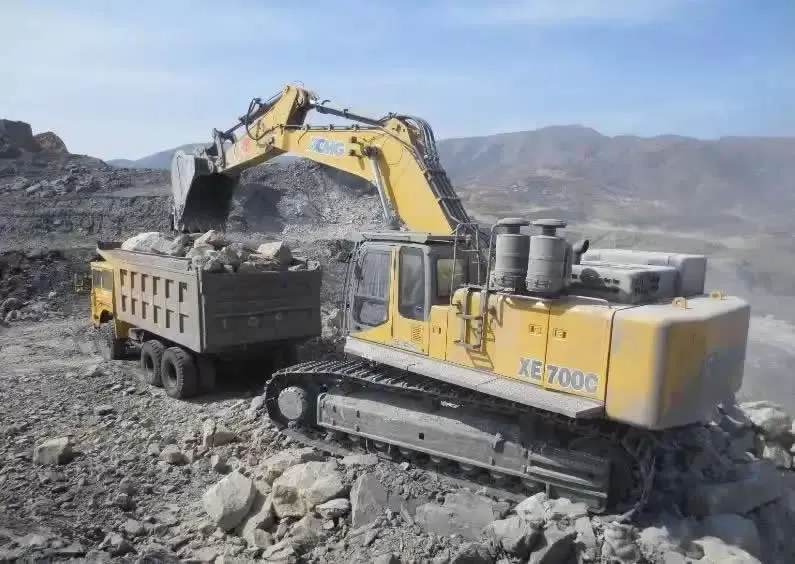 Chinese engineering vehicle large excavator
