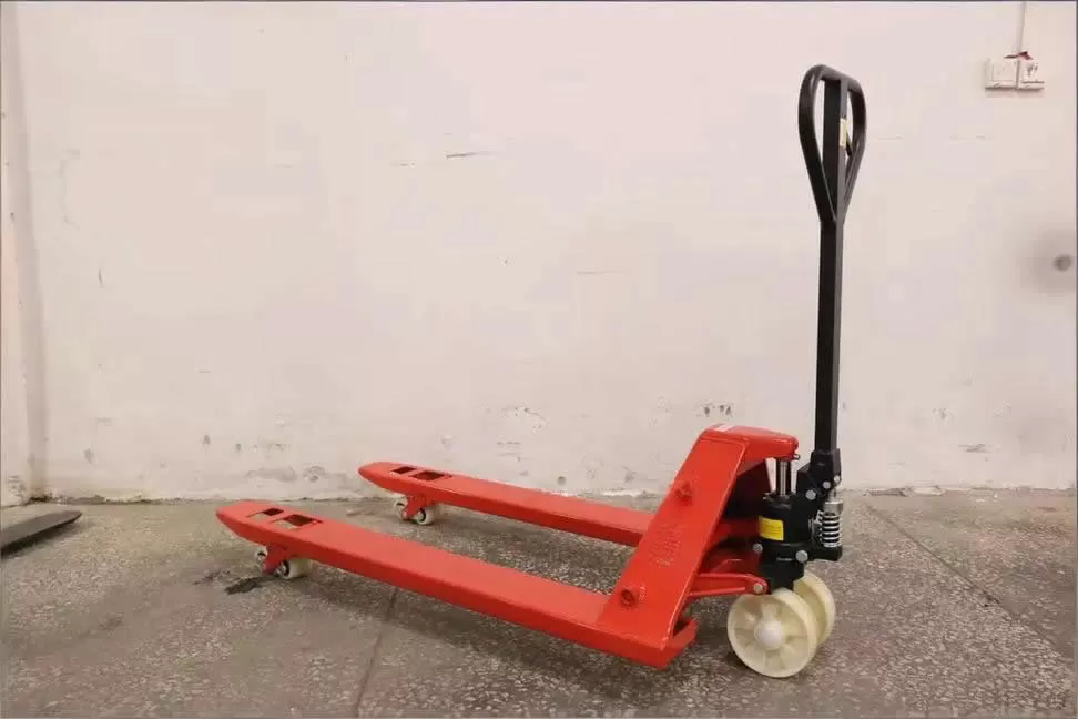 Inspección diaria y precauciones operativas para transpaletas hidráulicas manuales