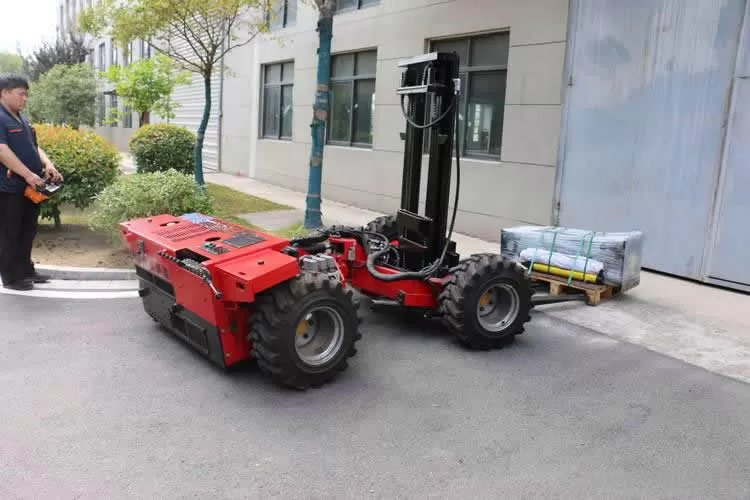 دليل استخدام الرافعات الشوكية التي تعمل بالتحكم عن بُعد والاحتياطات اللازمة