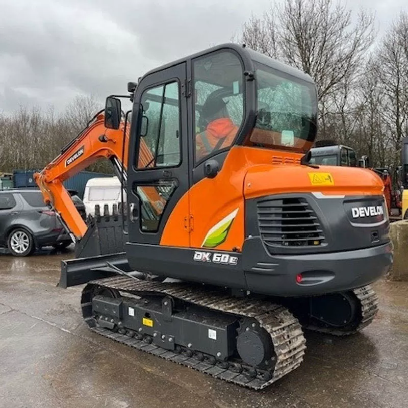 Disponemos de excavadoras de cadenas Deweilon DX60, DX75, DX130, DH150W y DX225LC nuevas en stock y de excelente calidad.