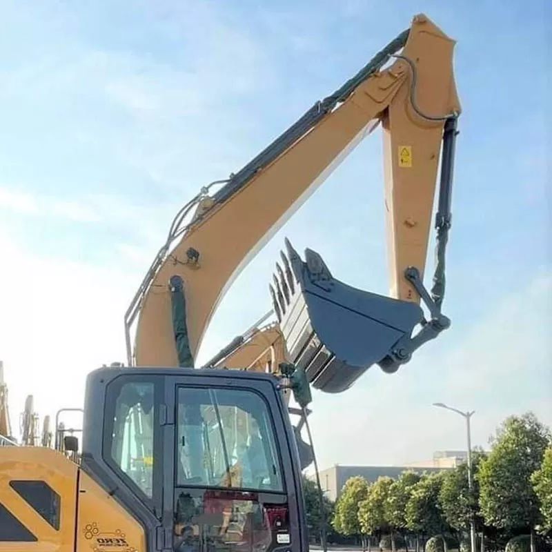 La excavadora de cadenas China XE215E para equipos de movimiento de tierras está disponible para la venta.