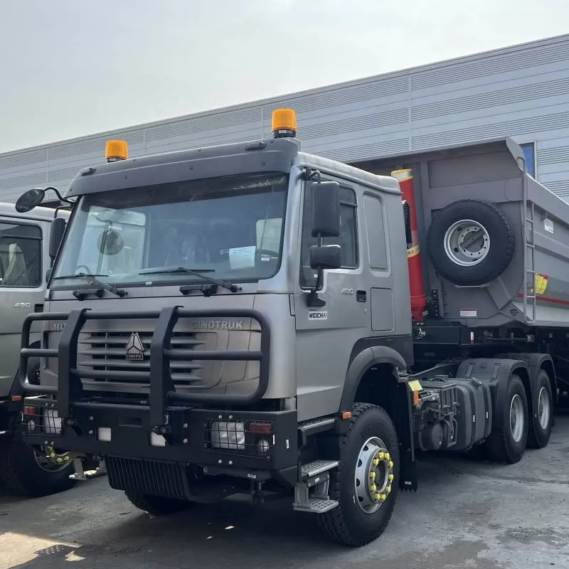 شاحنة قلابة ثقيلة من نوع Howo بثلاثة محاور مع مقطورة قلابة خلفية للبيع