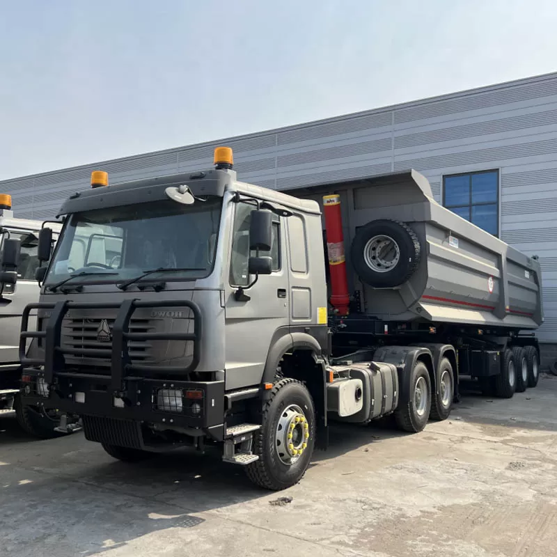 شاحنة قلابة ثقيلة من نوع Howo بثلاثة محاور مع مقطورة قلابة خلفية للبيع