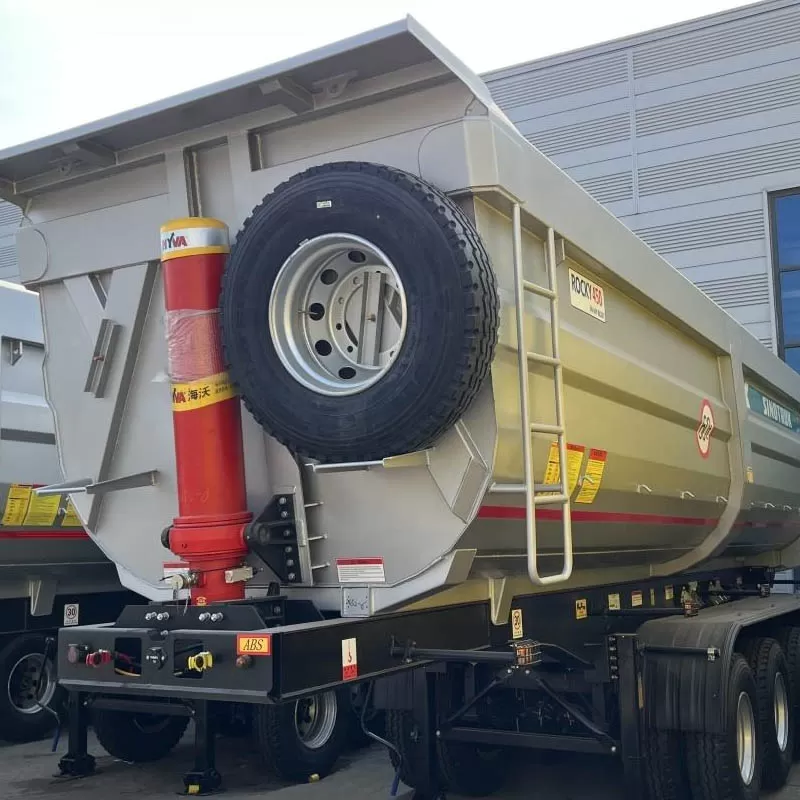 شاحنة قلابة ثقيلة من نوع Howo بثلاثة محاور مع مقطورة قلابة خلفية للبيع