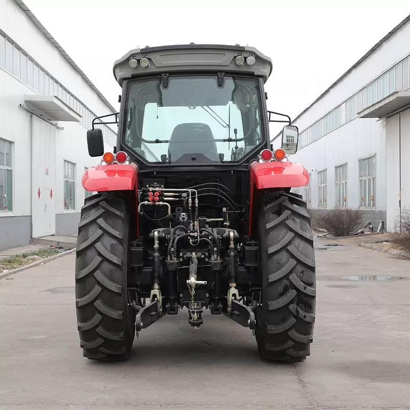 جرار زراعي صغير رباعي الدفع مزود بجرافة أمامية وحفارة خلفية، ومجهز بجرافة أمامية وحفارة خلفية.