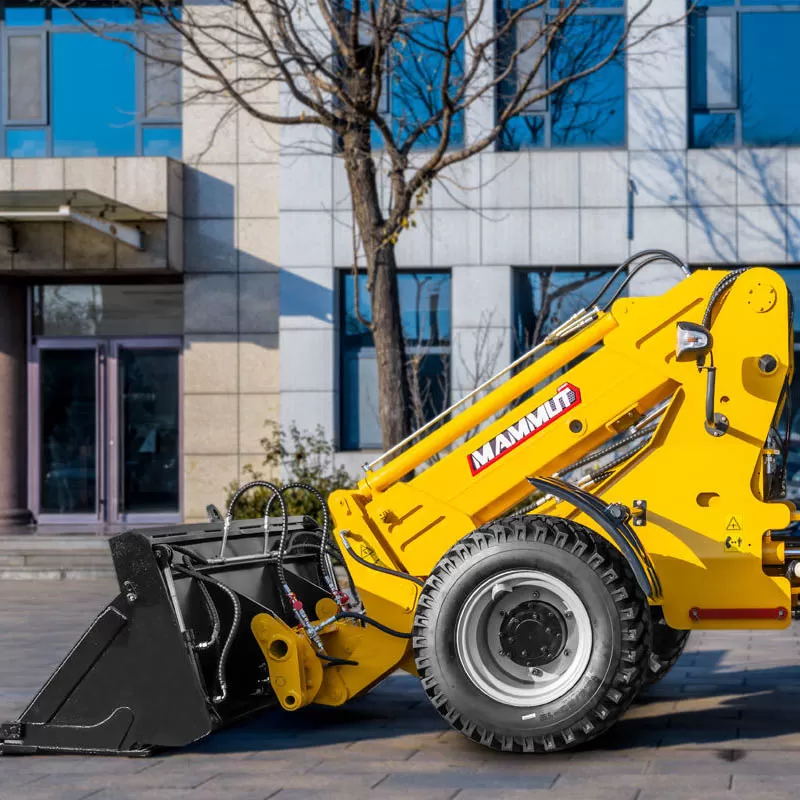 رافعة شوكية صغيرة تلسكوبية تعمل بالديزل رباعية الدفع بوزن 1.8 طن، مزودة بآلية زراعية، مع إمكانية تغيير سريع للذراع.