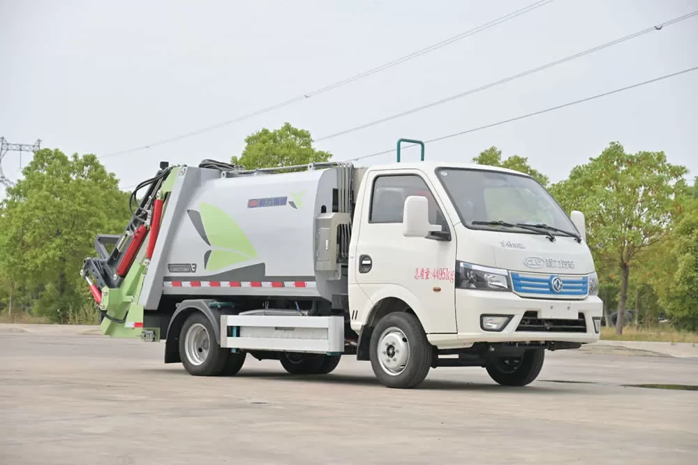 ما هي الفحوصات المطلوبة قبل وبعد تشغيل شاحنة النظافة؟