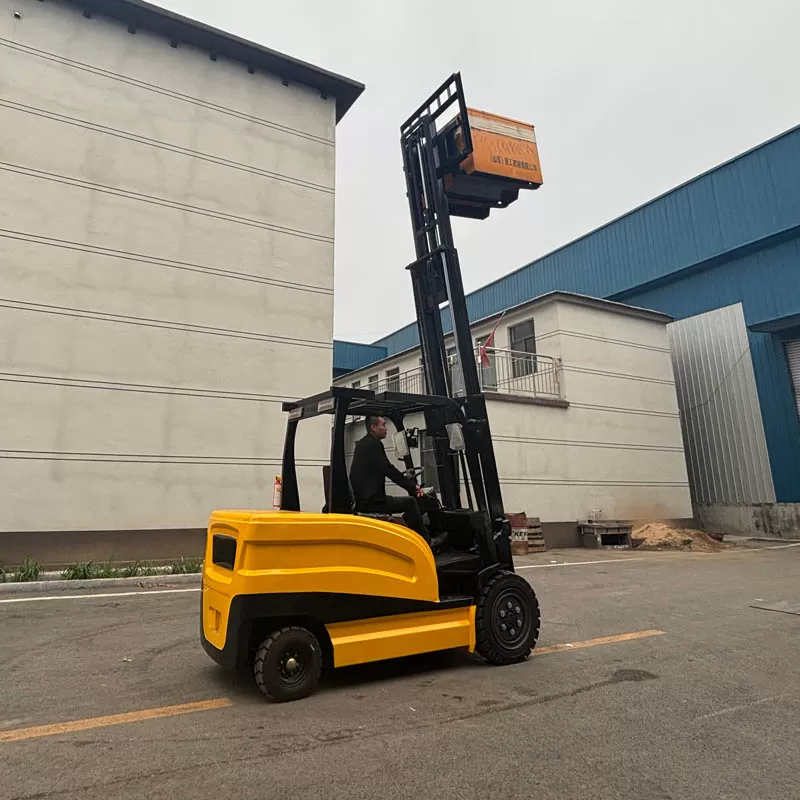 Carretilla elevadora el&eacute;ctrica agr&iacute;cola de 4 toneladas, equipada con un motor de CA de alta eficiencia y una bater&iacute;a de cero emisiones.