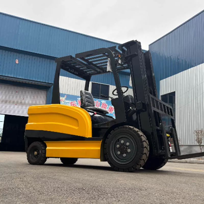 Carretilla elevadora el&eacute;ctrica agr&iacute;cola de 4 toneladas, equipada con un motor de CA de alta eficiencia y una bater&iacute;a de cero emisiones.