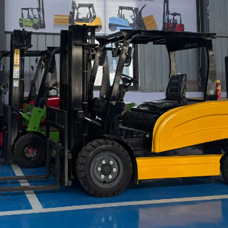 Carretilla elevadora el&eacute;ctrica agr&iacute;cola de 4 toneladas, equipada con un motor de CA de alta eficiencia y una bater&iacute;a de cero emisiones.