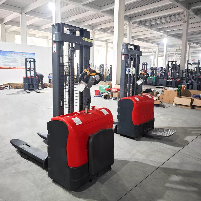 All-electric stacker crane with walkie-talkie, electric pallet forklift, high-performance stacker crane for rough terrain.