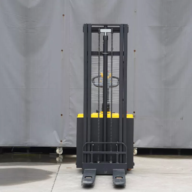 Stacker crane, electric pallet stacker, high-capacity lithium battery, storage, logistics, narrow aisle.