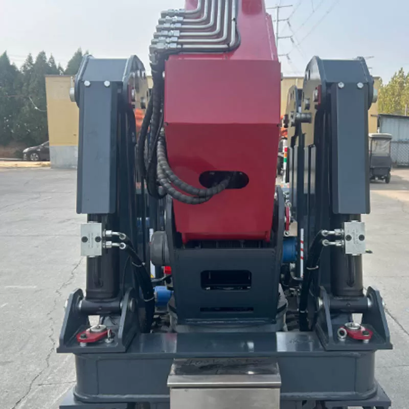 New product: Tracked 360-degree rotating spider crane, 3-ton telescopic boom diesel spider crane.
