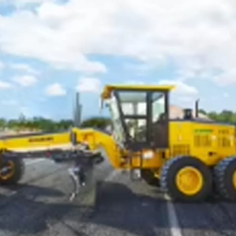 تستخدم آلة التسوية الزراعية التي تزن 17 طنًا وقدرتها 160 كيلوواط محرك Cummins كمكون أساسي لها.