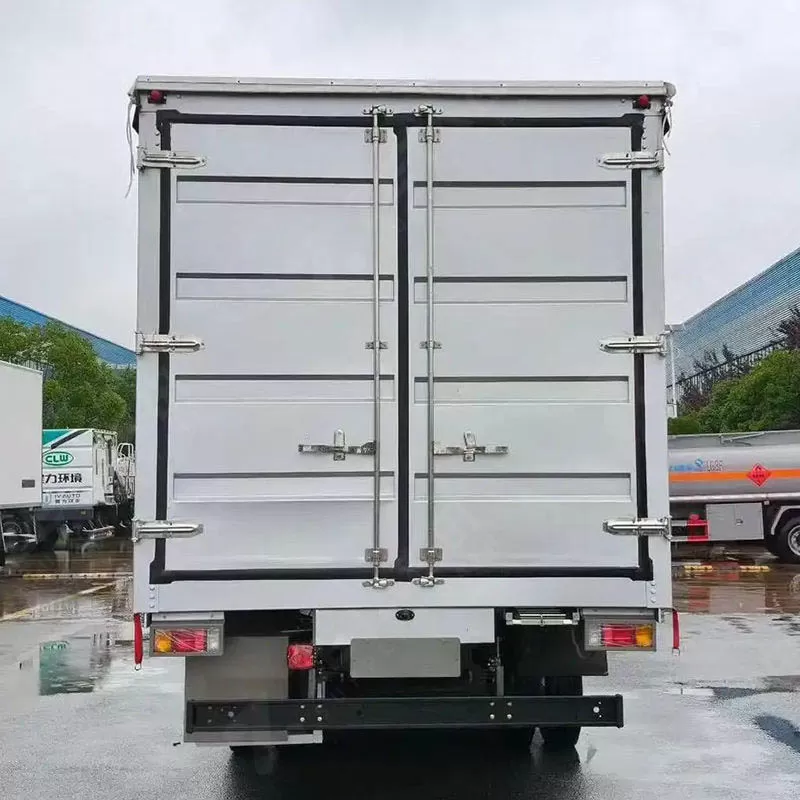 شاحنة إيسوزو ELF KV100 الجديدة 4x2 ديزل، حمولة 3-5 أطنان، خفيفة الوزن، كابينة مفردة، يورو 6، صندوق ستارة من النوع الأيسر