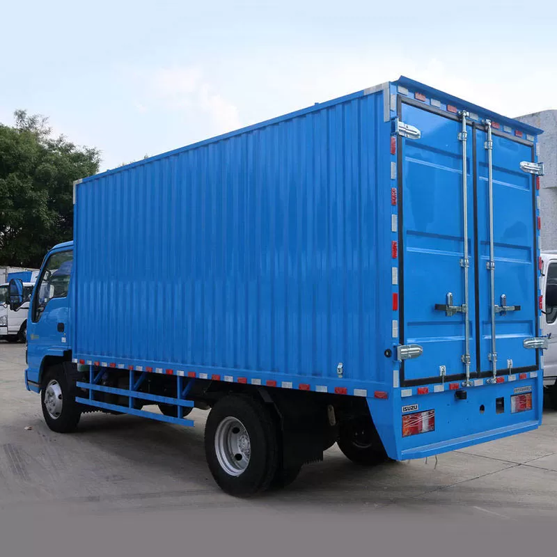 شاحنة إيسوزو NKR 600P متوسطة الحجم، ذات دفع ثنائي (4x2)، كابينة صف واحد، قيادة يسار، صندوق جاف