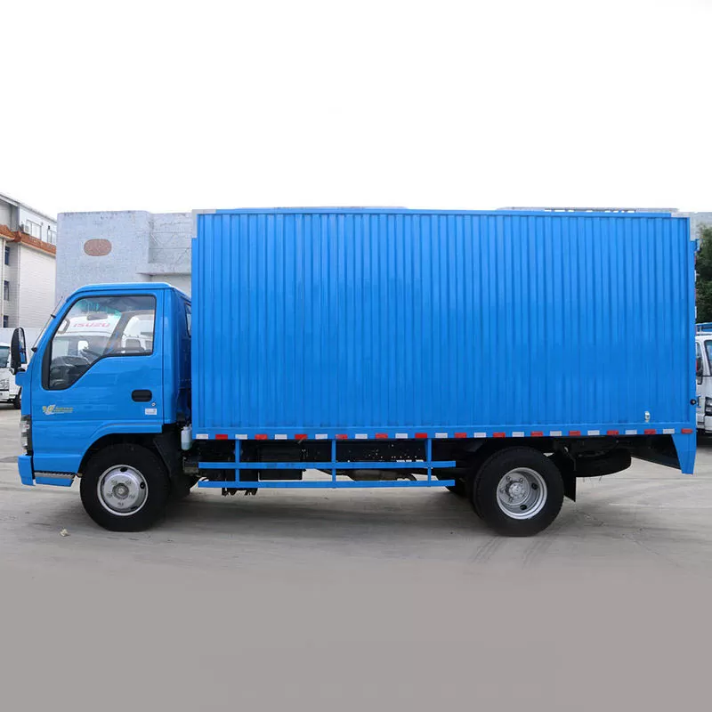 شاحنة إيسوزو NKR 600P متوسطة الحجم، ذات دفع ثنائي (4x2)، كابينة صف واحد، قيادة يسار، صندوق جاف