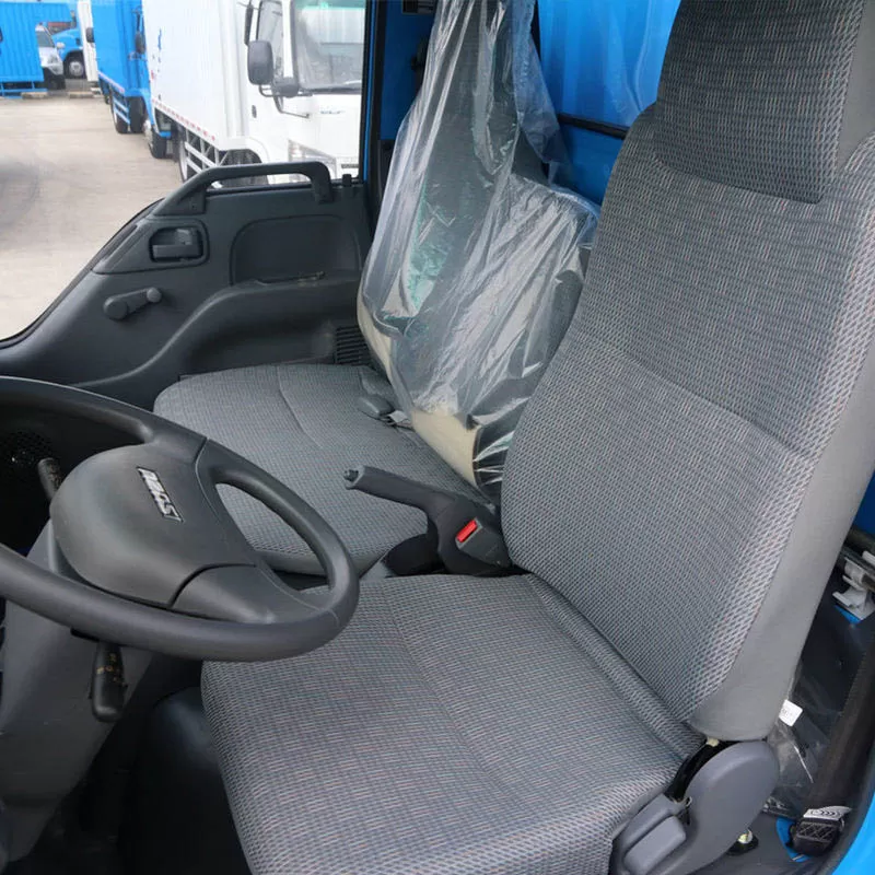 شاحنة إيسوزو NKR 600P متوسطة الحجم، ذات دفع ثنائي (4x2)، كابينة صف واحد، قيادة يسار، صندوق جاف