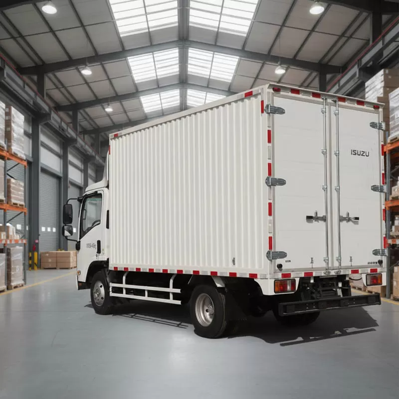شاحنة إيسوزو ELF KV100 4x2 ديزل، شاحنة صندوقية خفيفة الوزن من 5 إلى 10 أطنان ذات مقود يساري خلفي، تستخدم للتوصيل السريع.