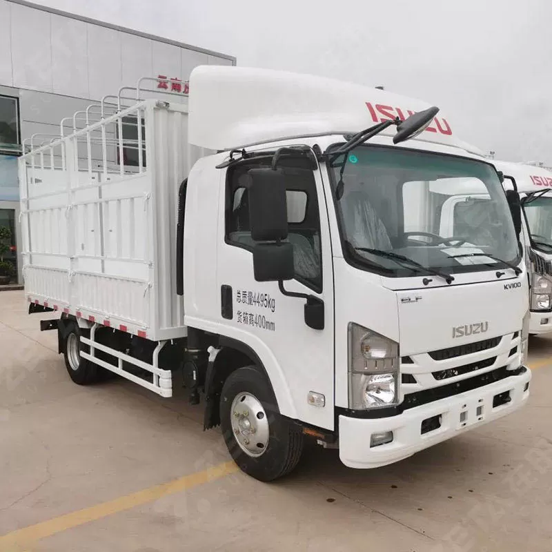 شاحنة مسطحة خفيفة الوزن من طراز Qingling Isuzu KV100 4x2 5T، تستخدم لنقل الحيوانات والماشية.