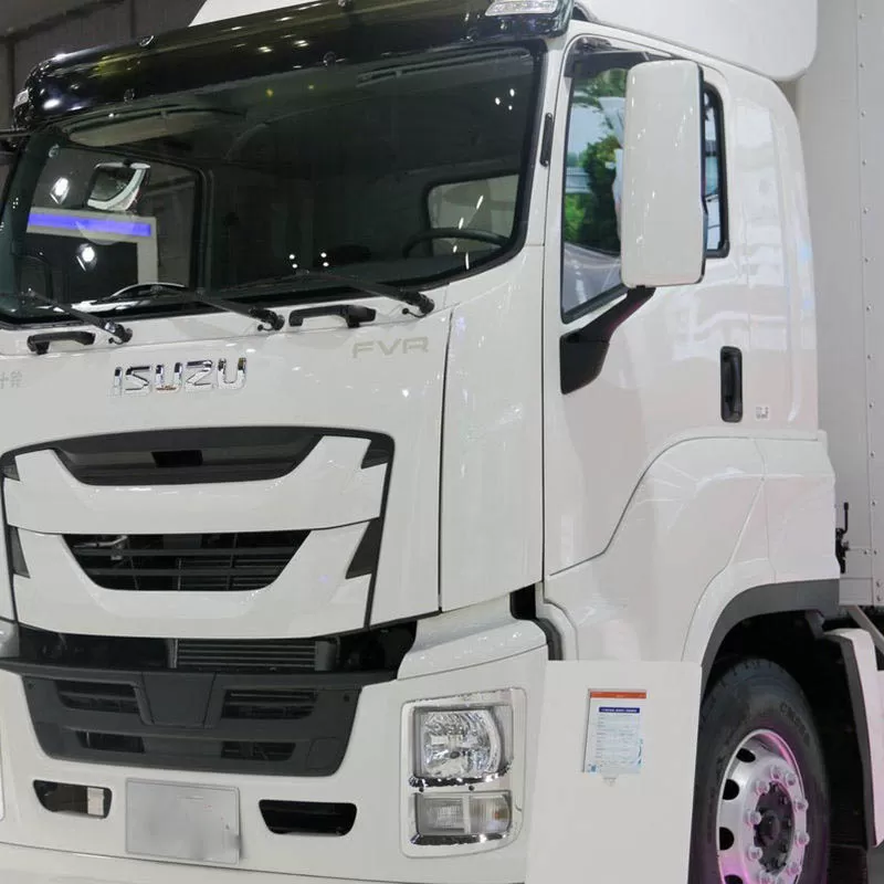 Nueva furgoneta Isuzu FVR 4x2 de cabina simple, con motor di&eacute;sel y secci&oacute;n de carga trasera resistente.