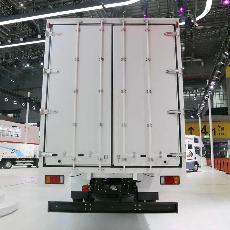 Nueva furgoneta Isuzu FVR 4x2 de cabina simple, con motor di&eacute;sel y secci&oacute;n de carga trasera resistente.