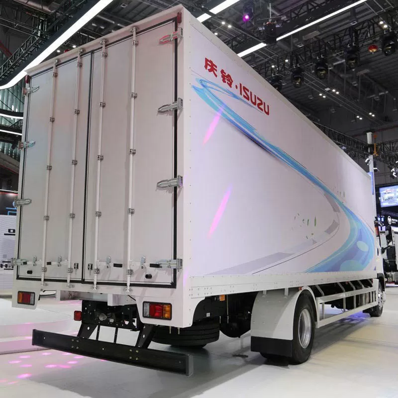 Nueva furgoneta Isuzu FVR 4x2 de cabina simple, con motor di&eacute;sel y secci&oacute;n de carga trasera resistente.