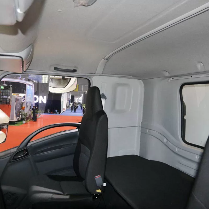 Nueva furgoneta Isuzu FVR 4x2 de cabina simple, con motor di&eacute;sel y secci&oacute;n de carga trasera resistente.