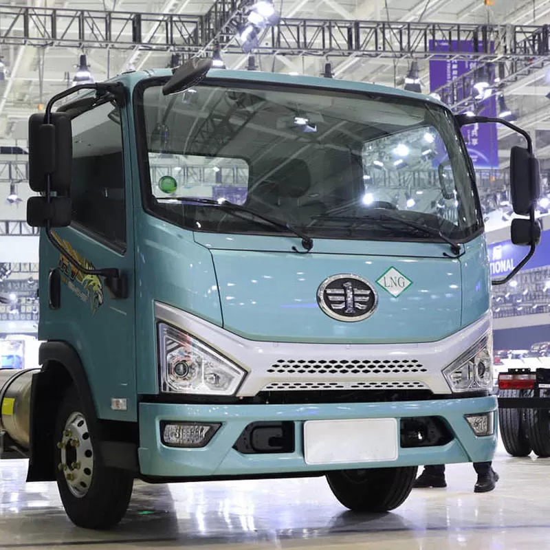 محرك عالي الأداء، بقوة 129 حصان، وعزم دوران 430 نيوتن متر، ومدى قيادة طويل، ونظام دفع رباعي 4x2 صف واحد، ومقود على اليسار.