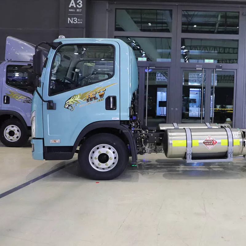 محرك عالي الأداء، بقوة 129 حصان، وعزم دوران 430 نيوتن متر، ومدى قيادة طويل، ونظام دفع رباعي 4x2 صف واحد، ومقود على اليسار.