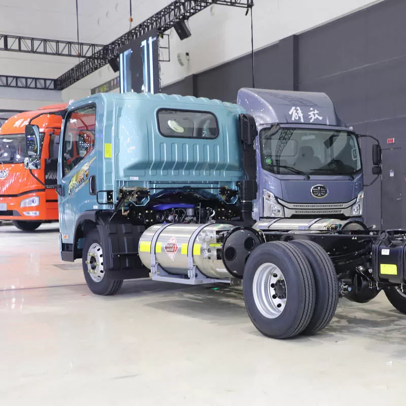 محرك عالي الأداء، بقوة 129 حصان، وعزم دوران 430 نيوتن متر، ومدى قيادة طويل، ونظام دفع رباعي 4x2 صف واحد، ومقود على اليسار.