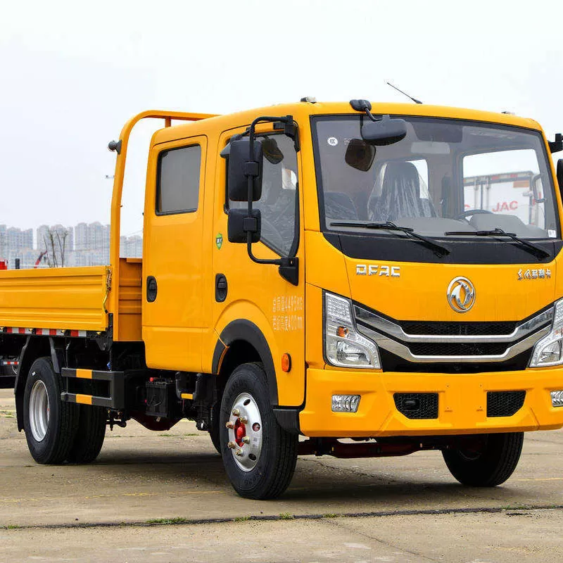 Minivan Dongfeng de cabina doble, cuatro puertas, motor di&eacute;sel Yuchai de 140 hp, norma de emisiones Euro VI.