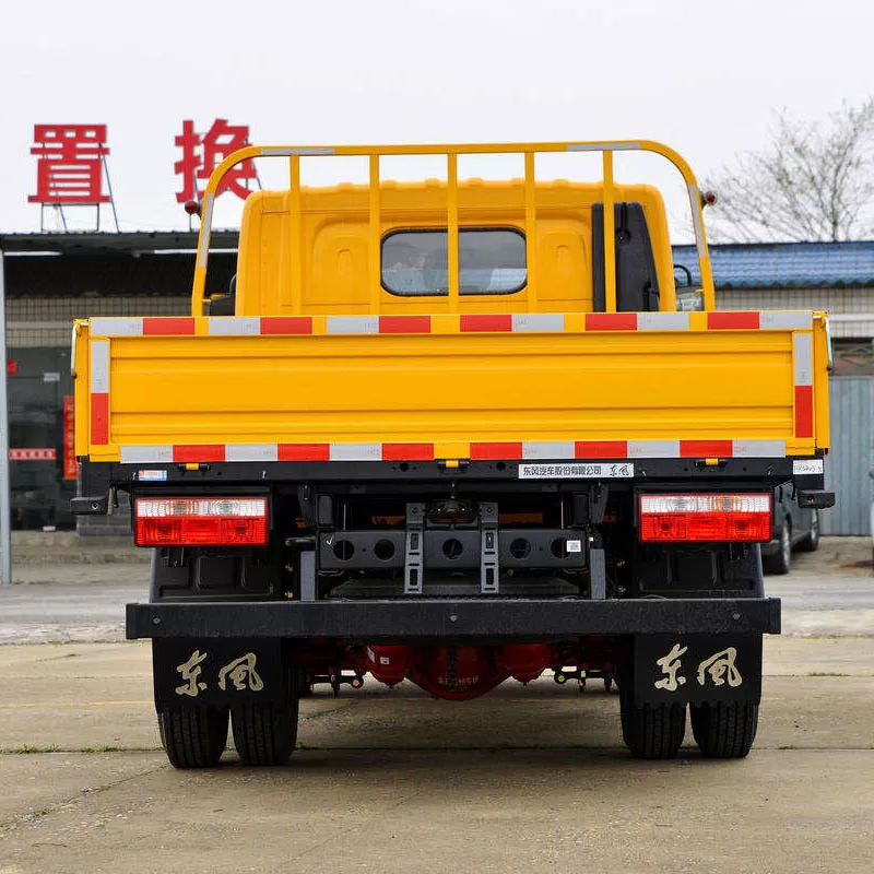 Minivan Dongfeng de cabina doble, cuatro puertas, motor di&eacute;sel Yuchai de 140 hp, norma de emisiones Euro VI.