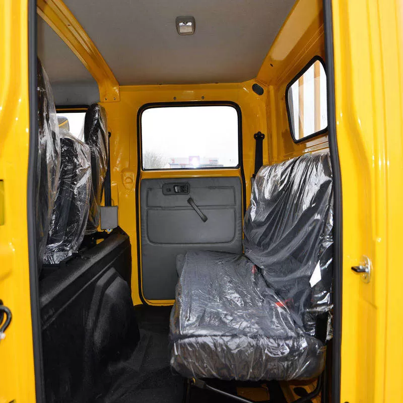 Minivan Dongfeng de cabina doble, cuatro puertas, motor di&eacute;sel Yuchai de 140 hp, norma de emisiones Euro VI.