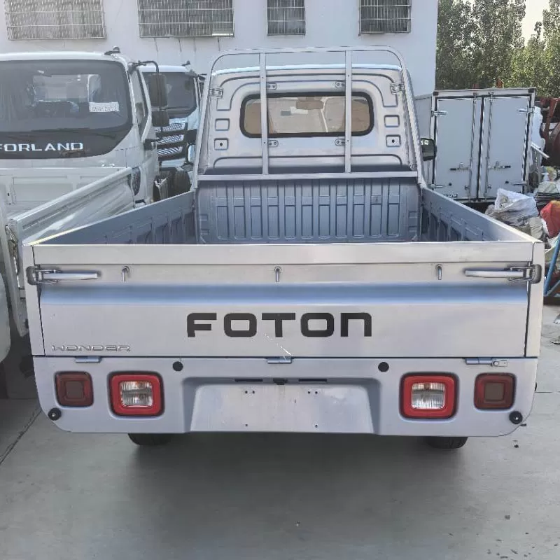 تُستخدم شاحنات فوتون الصغيرة، وهي شاحنات صغيرة 4x2 صينية الصنع، لنقل الخضراوات بأسعار مخفضة. شاحنات كاميونيتا أصلية من المصنع.