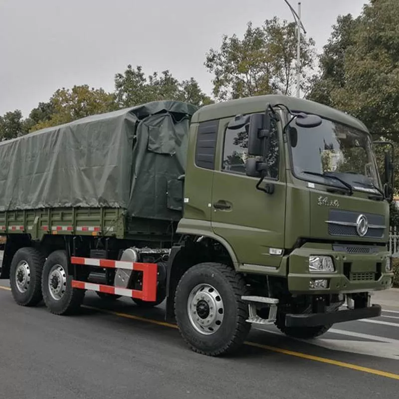 تتميز شاحنات نقل البضائع الثقيلة للطرق الوعرة من دونغفنغ بهيكل قوي وقدرة عالية على تحمل الأحمال، مما يجعلها مثالية لمواقع البناء.