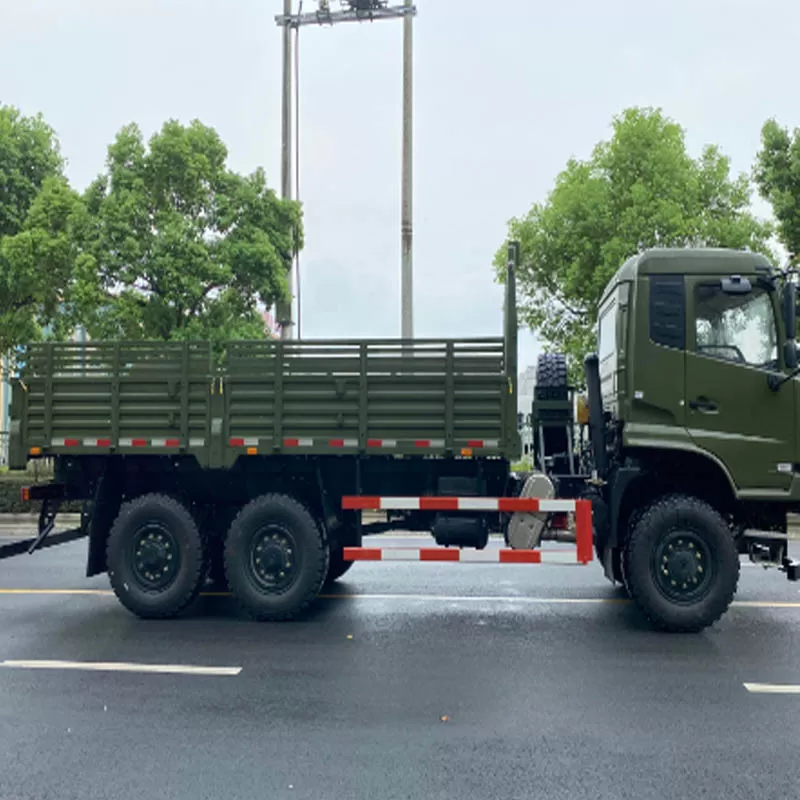 تتميز شاحنات نقل البضائع الثقيلة للطرق الوعرة من دونغفنغ بهيكل قوي وقدرة عالية على تحمل الأحمال، مما يجعلها مثالية لمواقع البناء.