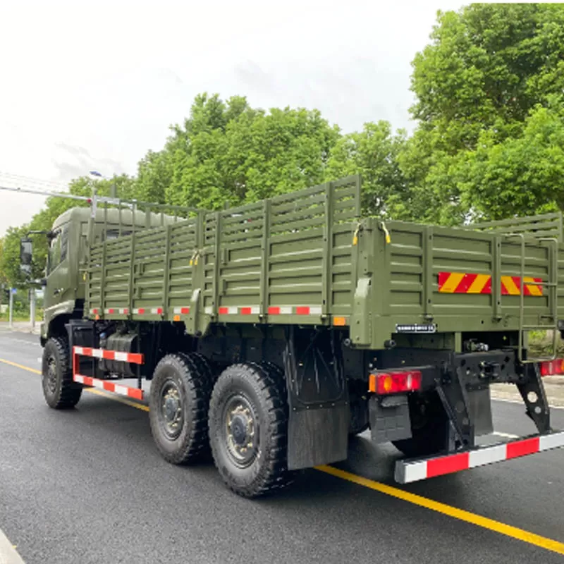 تتميز شاحنات نقل البضائع الثقيلة للطرق الوعرة من دونغفنغ بهيكل قوي وقدرة عالية على تحمل الأحمال، مما يجعلها مثالية لمواقع البناء.