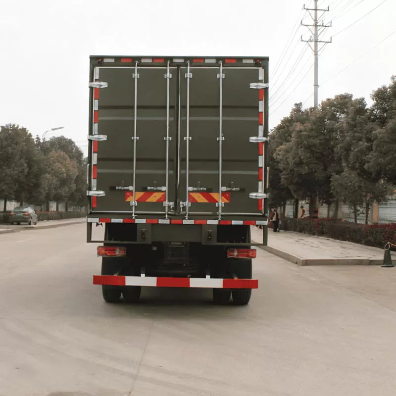 تتميز شاحنة دونغفنغ كومينز الجديدة التي تعمل بالديزل بقدرة تحميل عالية وأداء قوي على الطرق الوعرة، مما يجعلها مناسبة للتضاريس المعقدة.