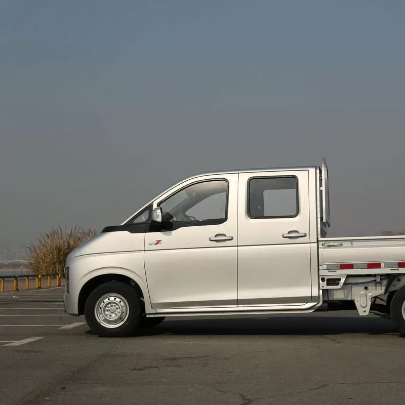 New Dongfeng T7 Double-Cab Mini Truck 2025 Model: 122hp Gasoline Engine, 5-Speed ​​Manual Transmission