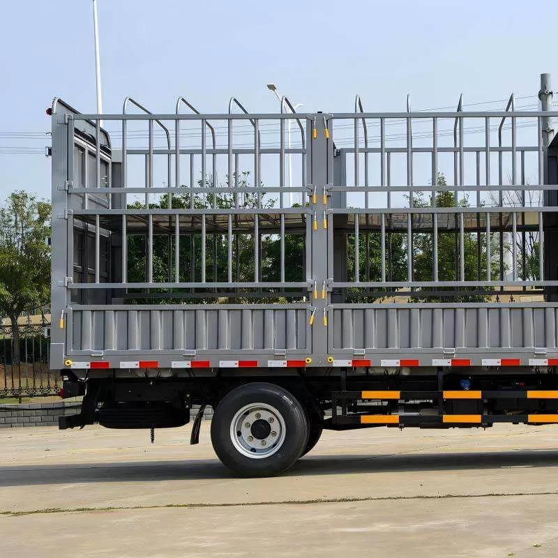 The Dongfeng 4.2m light freight truck is equipped with a 150-horsepower Cummins diesel turbo engine and a 5-speed manual transmission.