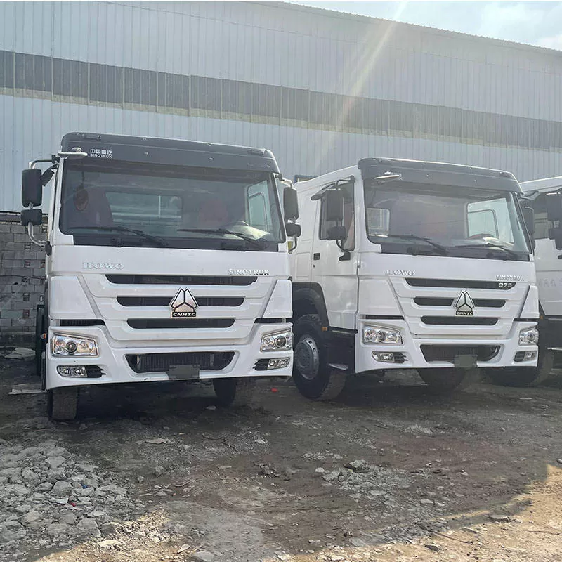 شاحنات جرّ سينوتروك هوو 6x4 مستعملة شائعة الاستخدام تعمل بالديزل بناقل حركة يدوي