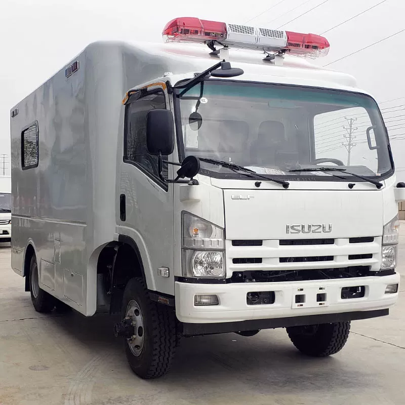 Ambulancia Isuzu de techo alto con sistema de monitoreo y presi&oacute;n negativa para rescate de pacientes en situaciones de emergencia.