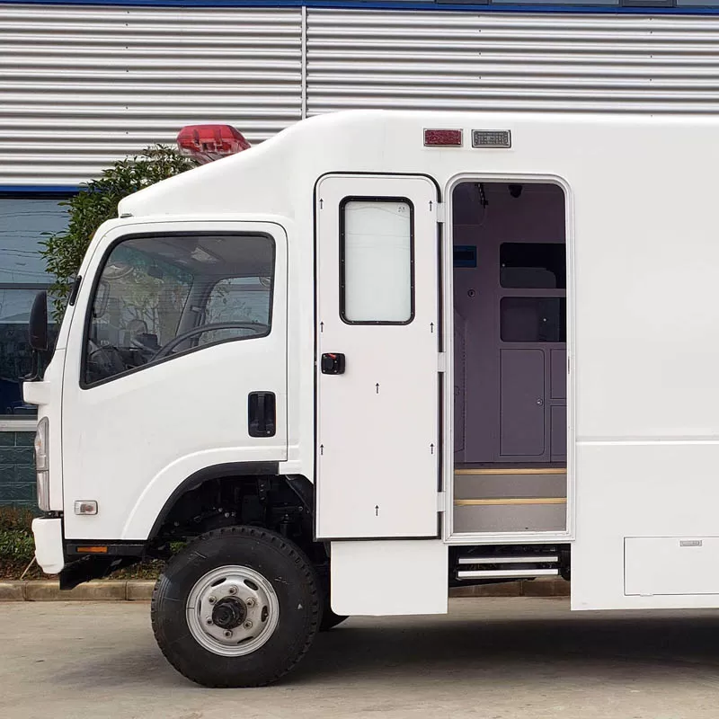 Ambulancia Isuzu de techo alto con sistema de monitoreo y presi&oacute;n negativa para rescate de pacientes en situaciones de emergencia.
