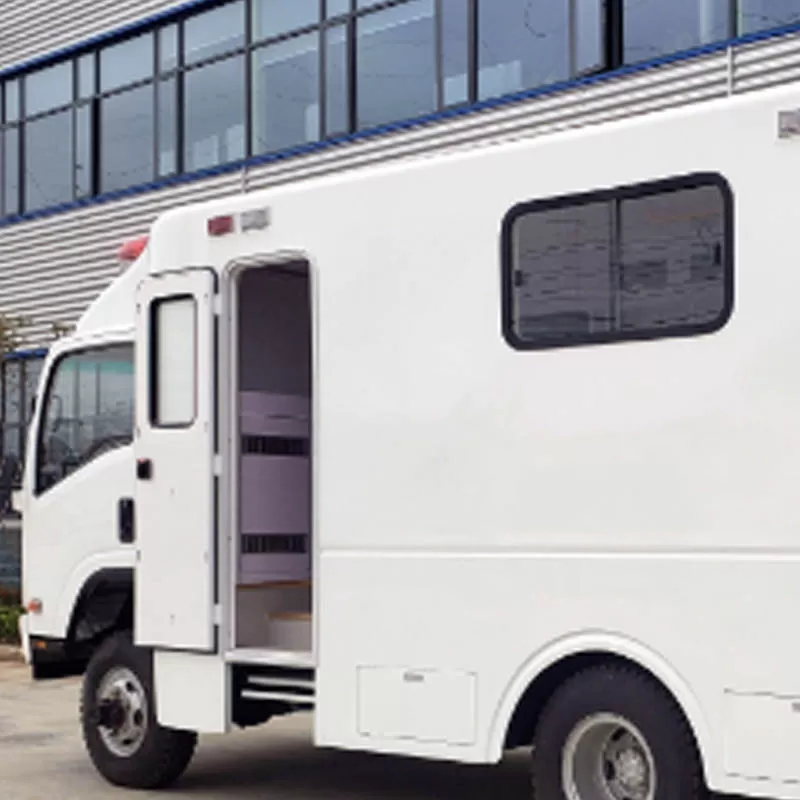 Ambulancia Isuzu de techo alto con sistema de monitoreo y presi&oacute;n negativa para rescate de pacientes en situaciones de emergencia.