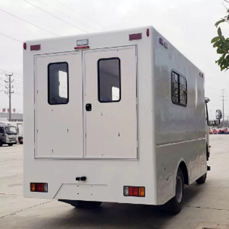 Ambulancia Isuzu de techo alto con sistema de monitoreo y presi&oacute;n negativa para rescate de pacientes en situaciones de emergencia.