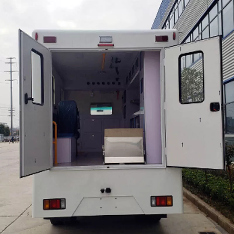 Ambulancia Isuzu de techo alto con sistema de monitoreo y presi&oacute;n negativa para rescate de pacientes en situaciones de emergencia.