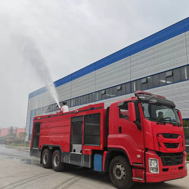 Isuzu GIGA, una marca japonesa, ofrece un cami&oacute;n de bomberos con tanque de espuma de 12 toneladas a un precio competitivo.