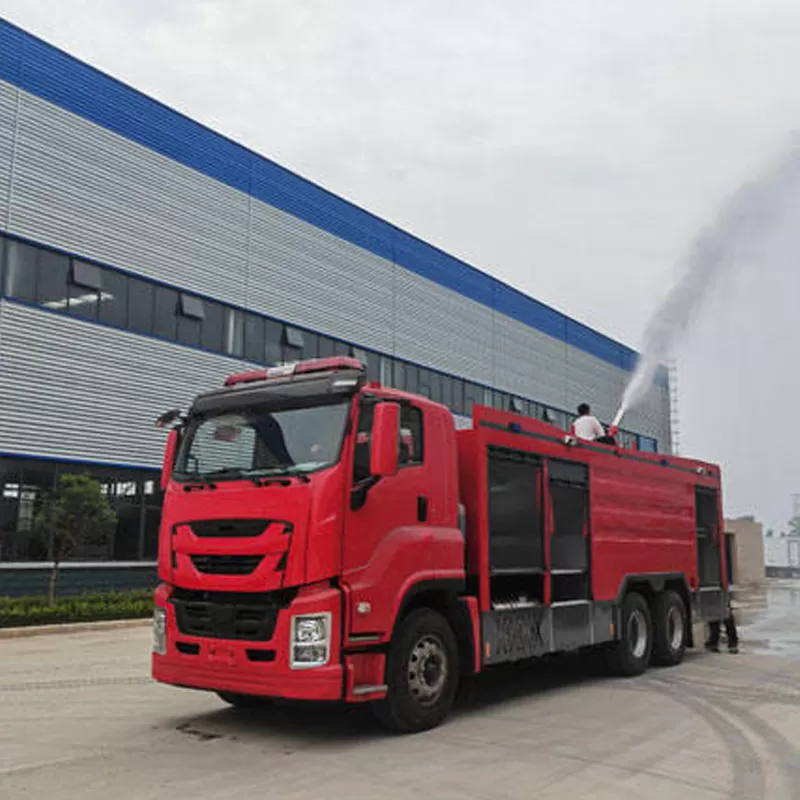 Isuzu GIGA, una marca japonesa, ofrece un cami&oacute;n de bomberos con tanque de espuma de 12 toneladas a un precio competitivo.
