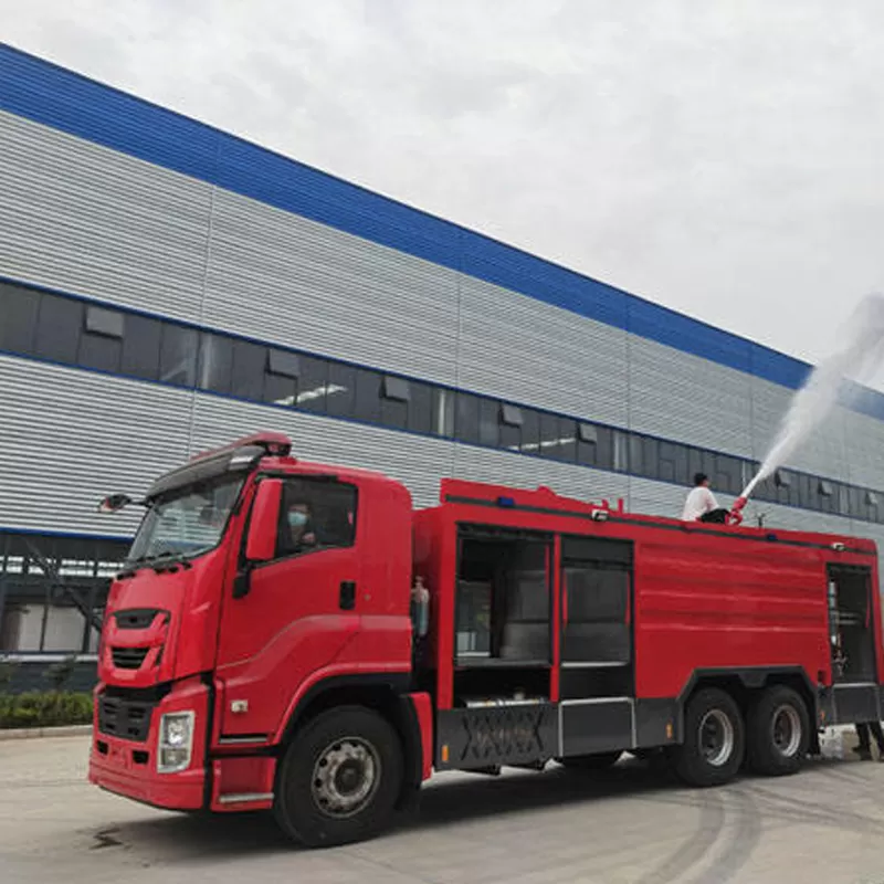 Isuzu GIGA, una marca japonesa, ofrece un cami&oacute;n de bomberos con tanque de espuma de 12 toneladas a un precio competitivo.